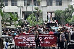 Massa Geruduk MK, Desak Arsul Sani Mundur dari Hakim Buntut Polemik Ijazah