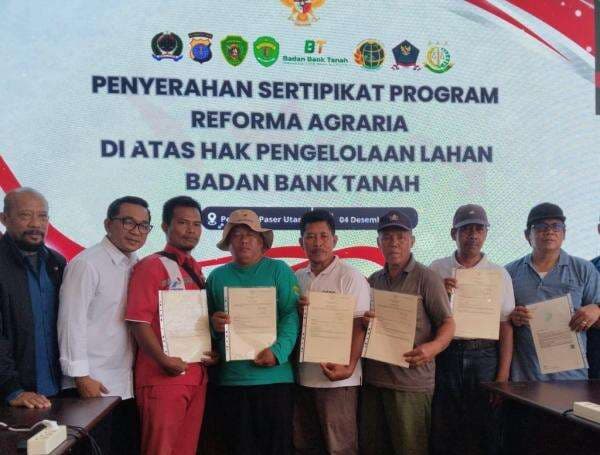 Warga Terdampak Bandara VVIP IKN Mulai Kantongi Sertifikat Lahan Warga Terdampak Bandara VVIP IKN Mulai Kantongi Sertifikat Lahan