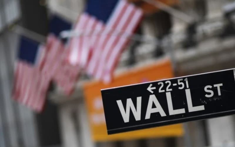 Wall Street Dibuka Melemah, Pasar Cermati Prospek Suku Bunga dan Suksesi Gubernur The Fed