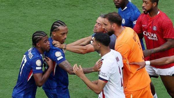 Final Piala Dunia Antarklub di AS Diwarnai Kericuhan, Pelatih PSG Luis Enrique Cekik Joao Pedro Final Piala Dunia Antarklub di AS Diwarnai Kericuhan, Pelatih PSG Luis Enrique Cekik Joao Pedro