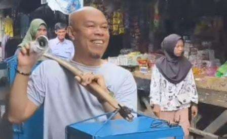 Apa Kabar Edwin Super Bejo? Presenter Kondang Era 1990-an yang Diisukan Jualan Roti Pikul