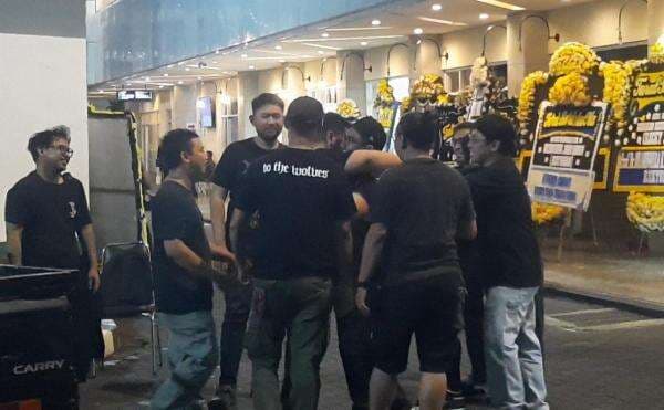 Tangis Edy Khemod Pecah saat Tiba di Rumah Duka Ricky Siahaan