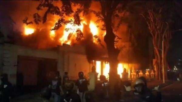 Kondisi Surabaya Terkini, Gedung Grahadi Terbakar hingga Tank Marinir Disiagakan