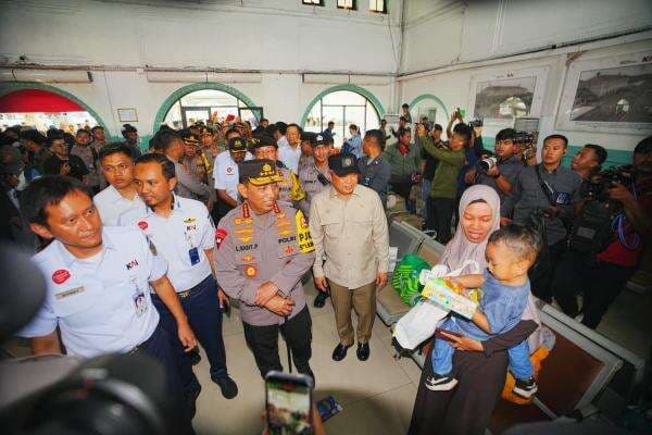 Kapolri Tinjau Stasiun Pasar Senen, Pastikan Kesiapan Pengamanan dan Pelayanan Nataru 2025
