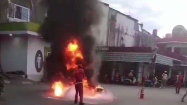 Kebakaran Hebat Hanguskan Sepeda Motor Usai Isi BBM di SPBU Talasalapang Makassar