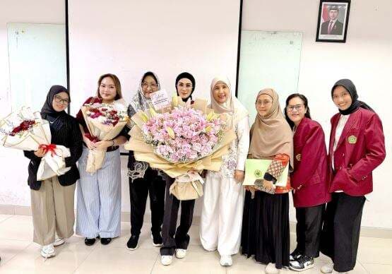 Bantah Rumor Cerai, Mulan Jameela Dapat Kado Spesial dari Ahmad Dhani usai Ujian Tesis