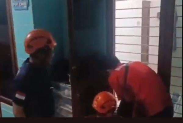 Dramatis! Damkar Dobrak Pintu Evakuasi Emak-Emak di Pasuruan Terkunci dalam Kamar