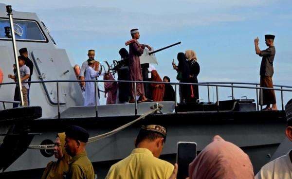 Kapal Perang Jadi Spot Swafoto Usai Shalat Idul Fitri di Lantamal VI Makassar