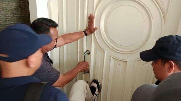 Eksekusi Rumah Mewah di Surabaya Diwarnai Perlawanan, Petugas Dobrak Pintu