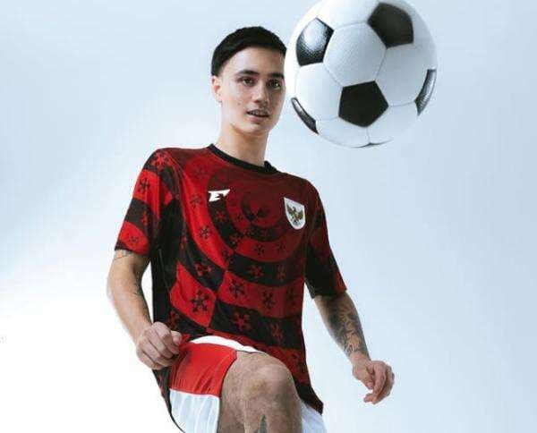 Timnas Indonesia Pamer Jersey Prematch: Desain Unik Sukses Buat Fans Garuda Terpukau Timnas Indonesia Pamer Jersey Prematch: Desain Unik Sukses Buat Fans Garuda Terpukau