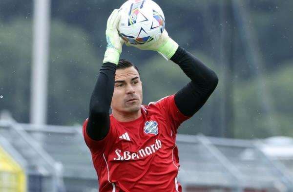 Adu Nasib Kiper Emil Audero dengan Maarten Paes, bak Bumi dan Langit