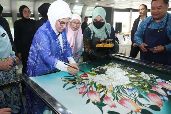5 Ide Outfit Muslimah ala Emine Erdogan, Gaya Hijabnya Khas Banget!