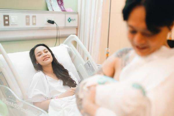 Erika Carlina Melahirkan Bayi Laki-Laki, Diberi Nama Andrew Raxy Neil