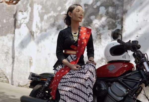 Keren, Erika Carlina Naik Moge Sambil Pakai Kebaya