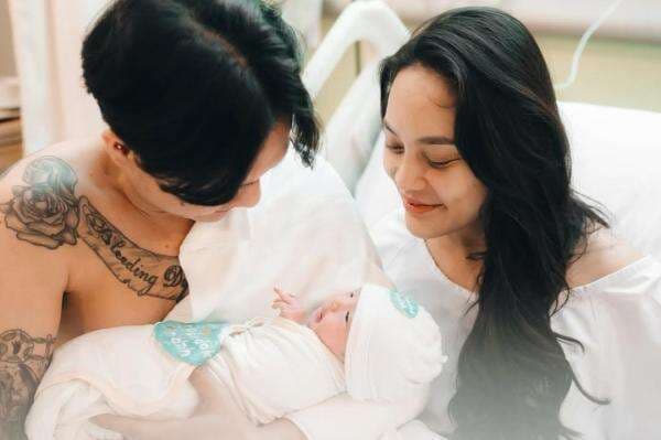 Akhirnya, Erika Carlina Perlihatkan Wajah Menggemaskan Baby Andrew