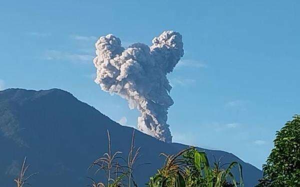 Gunung Marapi Muntahkan Material Vulkanik Setinggi 800 Meter Pagi Ini