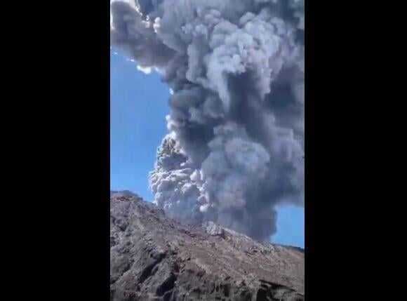 Gunung Raung di Bondowoso Meletus Hari Ini, Semburkan Abu Vulkanis 600 Meter