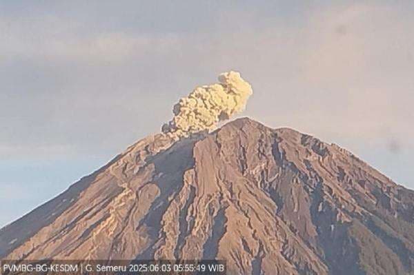 Gunung Semeru Erupsi, Muntahkan Abu Vulkanis Setinggi 1.200 Meter dari Puncak