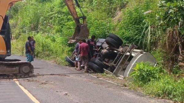 Truk Tangki Diduga Angkut Solar Subsidi Kecelakaan di Tulungagung, Sopir Kabur