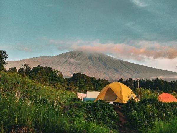 7 Tempat Camping di Purwokerto dengan Latar Gemerlap Kota dan Megahnya Gunung Slamet 7 Tempat Camping di Purwokerto dengan Latar Gemerlap Kota dan Megahnya Gunung Slamet