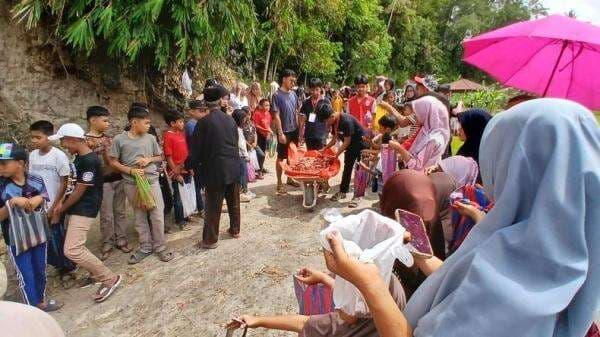 Manampuang, Tradisi Unik Pembagian Daging Hewan Kurban Tanpa Kupon di Agam