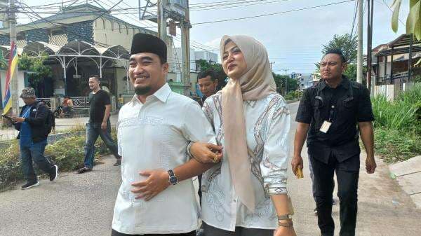 Romantis! Robinsar Gandeng Istri ke TPS Sambil Jalan Kaki