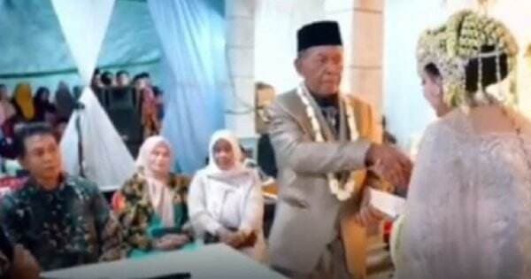 Viral Kakek di Pacitan Beri Mahar Cek Rp3 Miliar Diduga Palsu, Ini Reaksi Kemenag Viral Kakek di Pacitan Beri Mahar Cek Rp3 Miliar Diduga Palsu, Ini Reaksi Kemenag