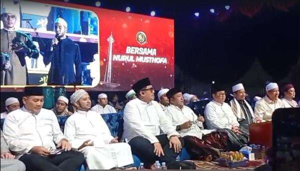 Pramono-Rano Disambut Ribuan Jamaah dan Hujan saat Menghadiri Jakarta Bersholawat