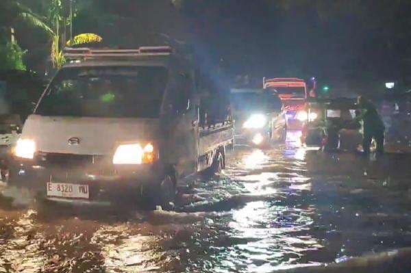 Jalur Cirebon-Kuningan Terendam Banjir, Warga Diimbau lewat Jalur Alternatif