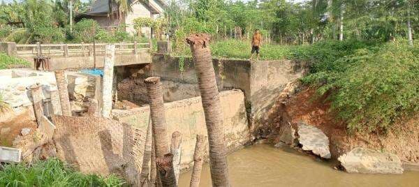 Bendungan Dan Jembatan Lintasan Antar  Kabupaten / Kota Terancam Ambruk,Warga Resah