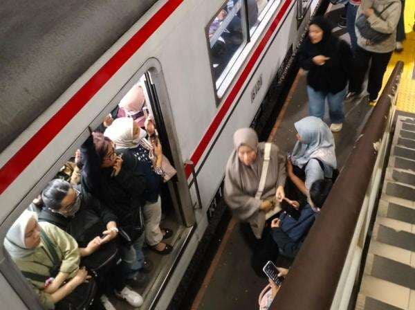 Penumpang KRL yang Kehilangan Tumbler Dipecat, Ini Pernyataan Lengkap Kantornya