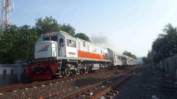 Minibus Tertabrak Kereta Api di Lamongan, 10 Perjalana KA Angkutan Lebaran Terganggu