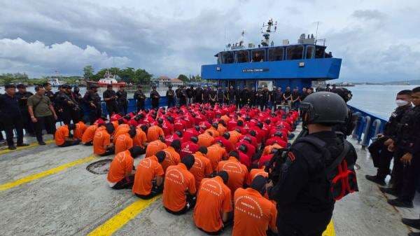Bersih-bersih Lapas, 130 Napi Risiko Tinggi Dipindahkan ke Nusakambangan