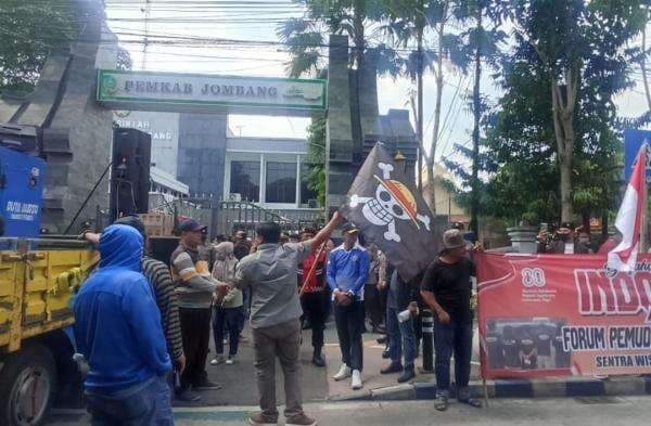 Tuntut Kepala Dinas Dicopot, Pendemo Kibarkan Bendera One Piece di Depan Pemkab Jombang