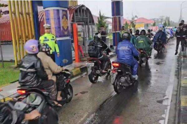 Jalur Binjai-Medan Lumpuh Total Dikepung Banjir, Pemotor Lewat Tol Dikawal Polisi
