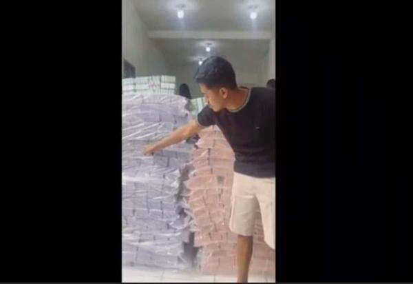 Geger, Tumpukan Uang Baru Miliaran Rupiah Tukaran Buat Lebaran Disimpan di Ruko