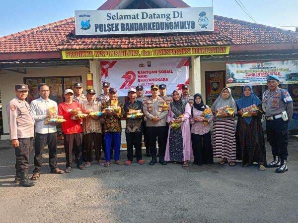 Warga Bandarkedungmulyo Jombang Senang Dapat Sembako Polisi, Alhamdulillah Ini Rezeki Buat Kami