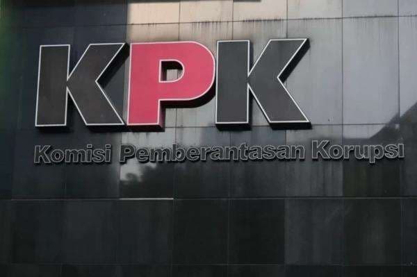 10 Orang Termasuk Bupati Edison Kena OTT KPK, Uang Ratusan Juta Disita