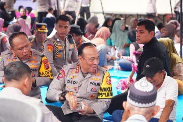 Wakapolri Pantau Penyaluran Bantuan Korban Bencana di Padang Pariaman