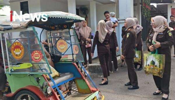 Gelar Tausiyah dan Buka Bersama, Kejari Takalar Berbagi Ketukang Bentor dan Warga