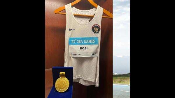 Pelari Peraih Emas SEA Games Robi Syianturi Lelang Jersey untuk Korban Bencana Sumatera Pelari Peraih Emas SEA Games Robi Syianturi Lelang Jersey untuk Korban Bencana Sumatera