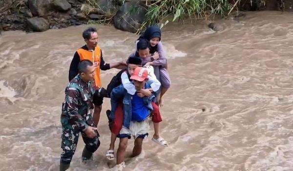 Cerita Warga Ponorogo Nekat Menyeberang Sungai Arus Deras Usai Jembatan Putus