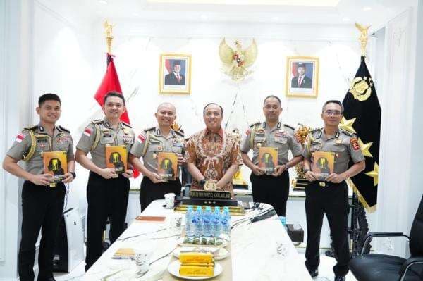 Lewat Buku, Wakapolri Titipkan Pesan Pemberantasan TPPA-PPO kepada Calon Atase Polri