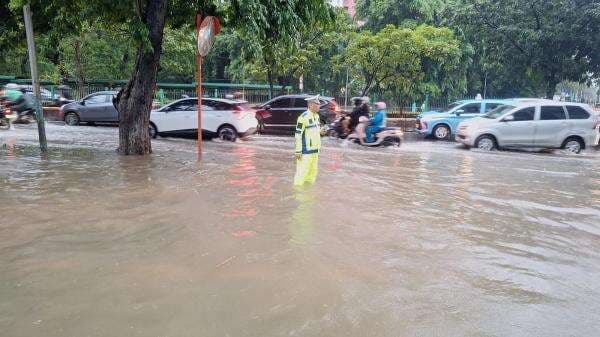 Jalan Letjen Suprapto Cempaka Putih Terendam Banjir, Ketinggian Air 40 Cm