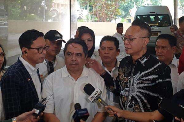 Puluhan Pendukung Jokowi Geruduk Mabes Polri, Desak Roy Suryo cs Tersangka!