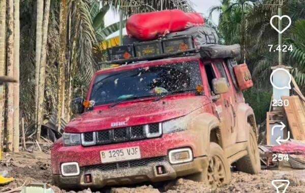 Viral! Agam Rinjani Terobos Jalan Berlumpur Pakai BAIC BJ40 Plus Bantu Korban Banjir di Aceh Tamiang