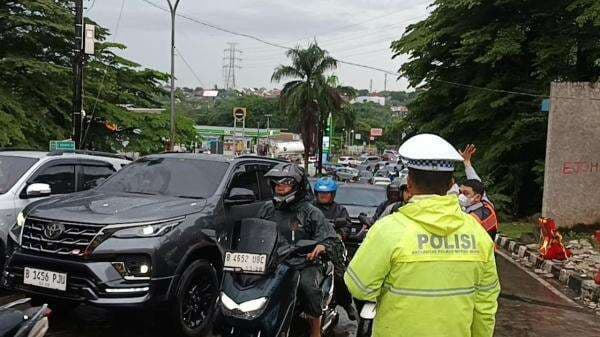 Hujan Deras, Depok Macet Parah di Hari Pertama Masuk Sekolah