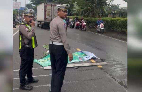 Motor vs Truck Adu Banteng di Jalan Raya Bojonegoro, 1 Korban Meninggal Dunia