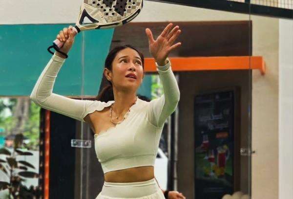 3 Potret Dian Sastrowardoyo saat Main Padel, Outfit Kerah Asimetris TampakStunning