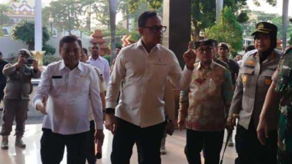 Cek Kantor DPRD Cirebon Usai Kericuhan, Wamendagri Minta Pemda Tunda Kegiatan Seremoni